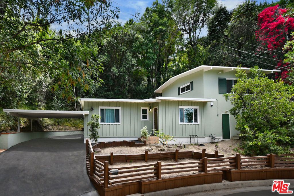 Image 1 of property listing at 15170 Encanto Drive, Sherman Oaks, CA 91403