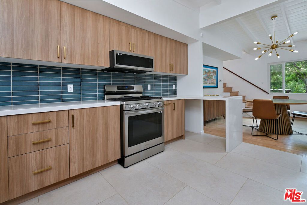 Image 10 of property listing at 15170 Encanto Drive, Sherman Oaks, CA 91403