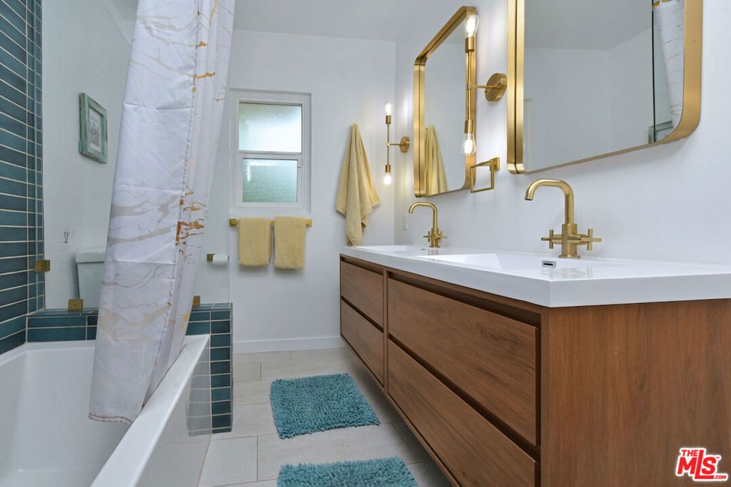 Image 15 of property listing at 15170 Encanto Drive, Sherman Oaks, CA 91403