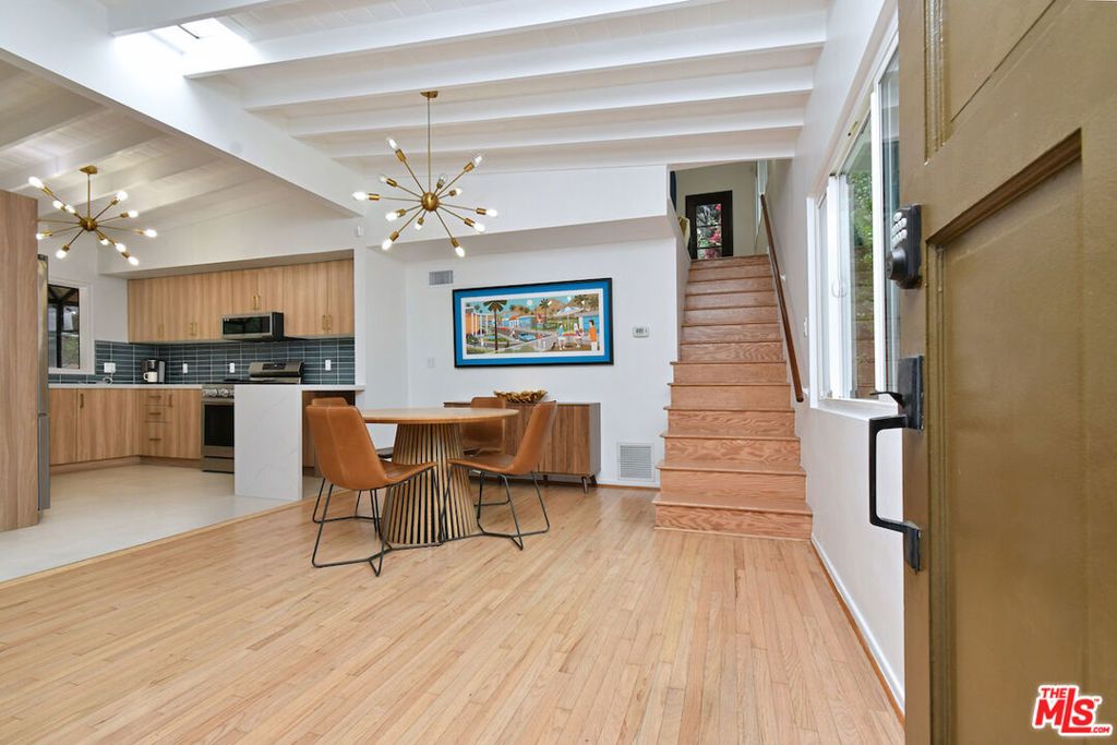 Image 2 of property listing at 15170 Encanto Drive, Sherman Oaks, CA 91403