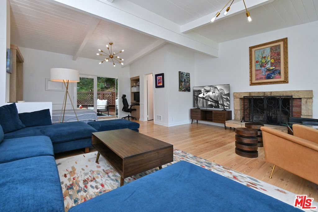 Image 20 of property listing at 15170 Encanto Drive, Sherman Oaks, CA 91403