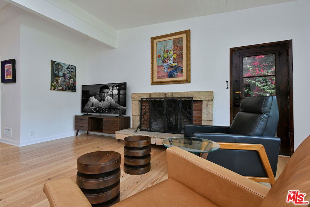 Image 21 of property listing at 15170 Encanto Drive, Sherman Oaks, CA 91403