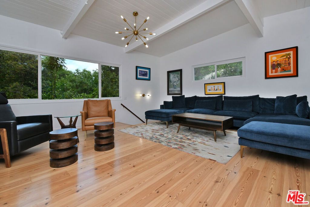 Image 22 of property listing at 15170 Encanto Drive, Sherman Oaks, CA 91403