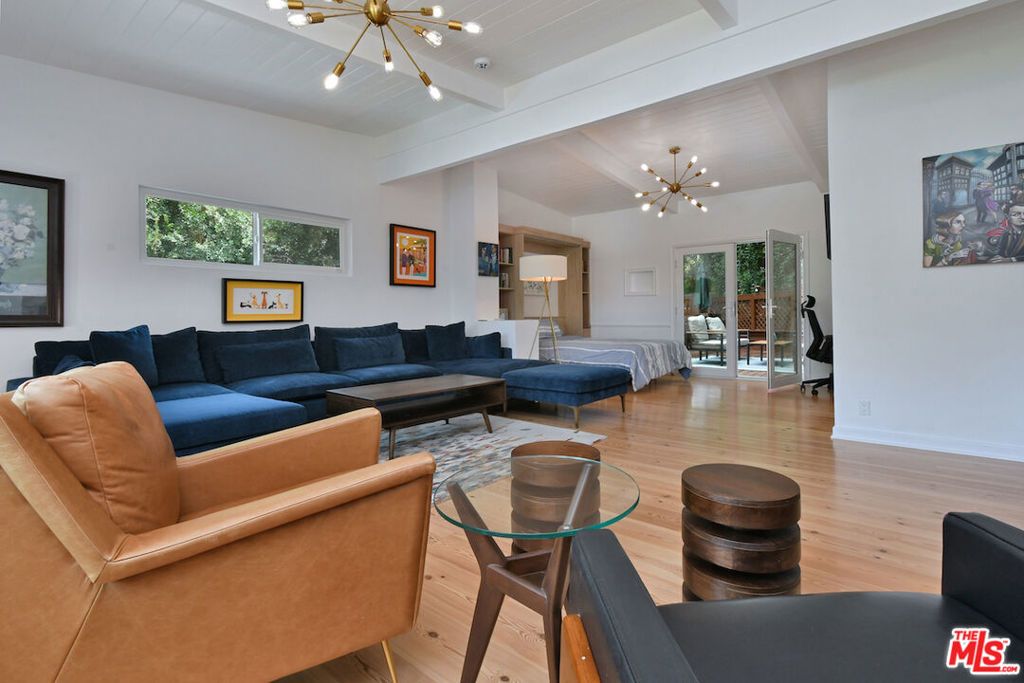 Image 24 of property listing at 15170 Encanto Drive, Sherman Oaks, CA 91403