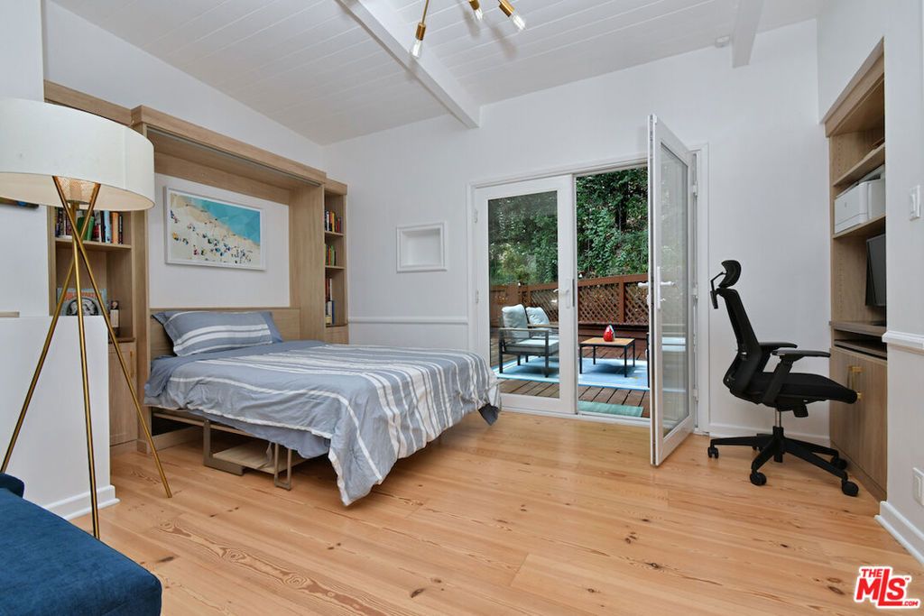 Image 25 of property listing at 15170 Encanto Drive, Sherman Oaks, CA 91403