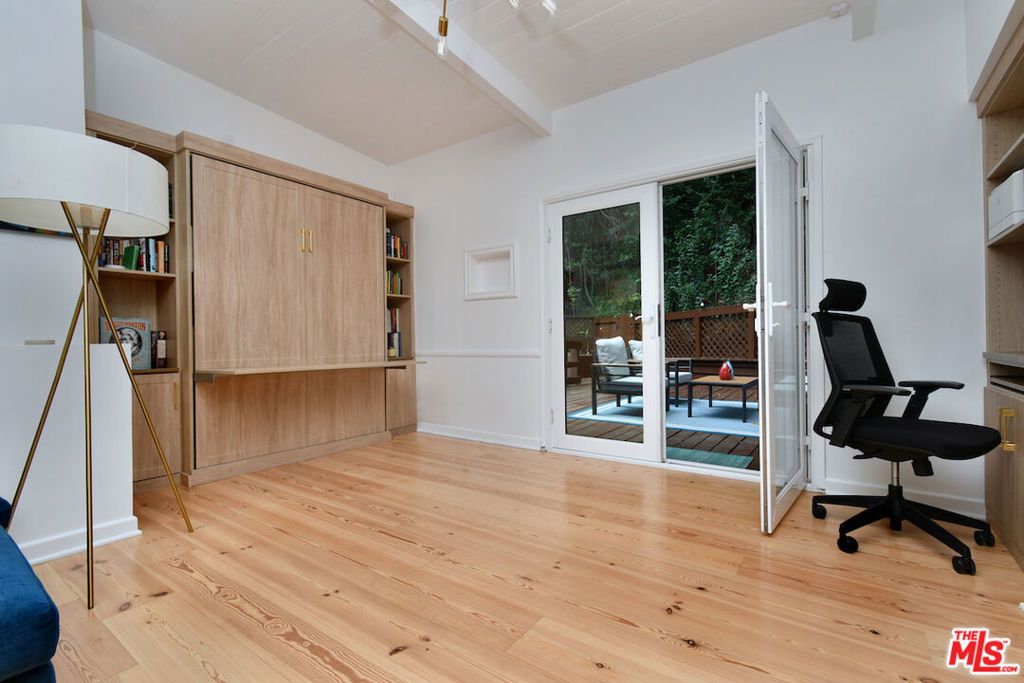 Image 26 of property listing at 15170 Encanto Drive, Sherman Oaks, CA 91403