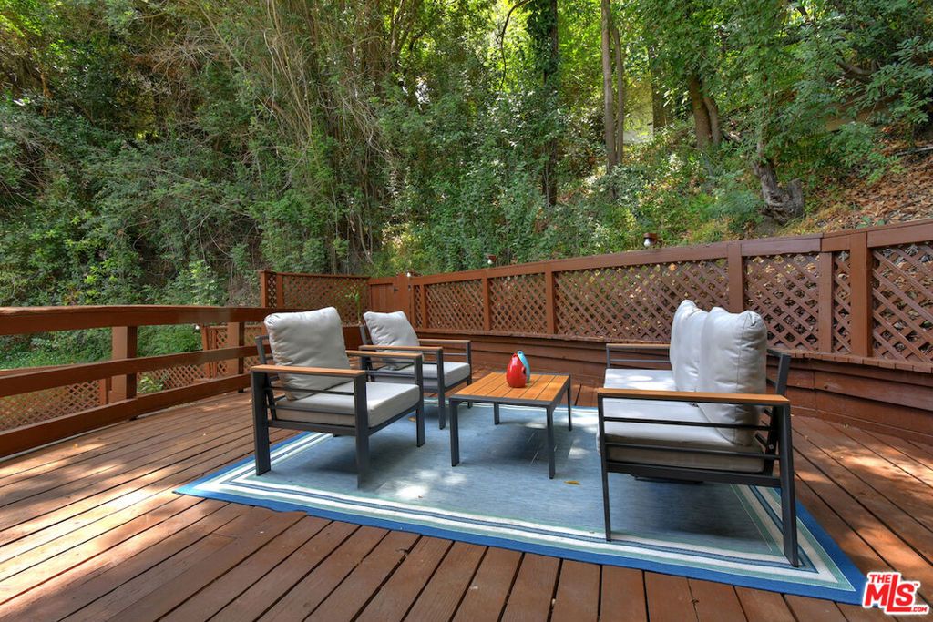 Image 30 of property listing at 15170 Encanto Drive, Sherman Oaks, CA 91403