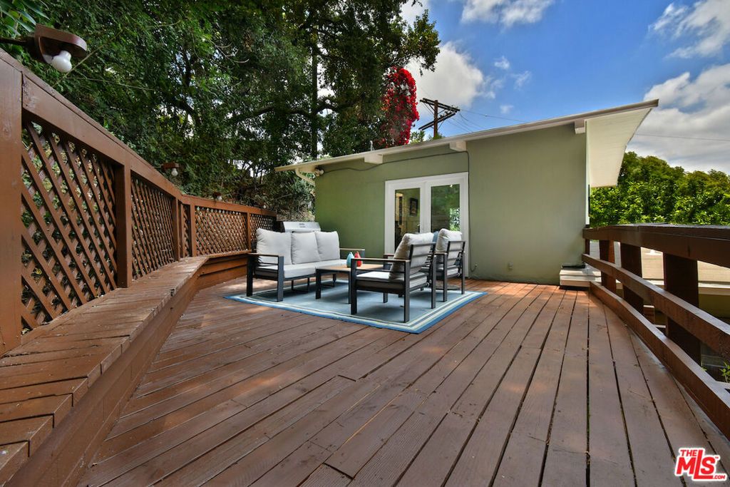 Image 33 of property listing at 15170 Encanto Drive, Sherman Oaks, CA 91403