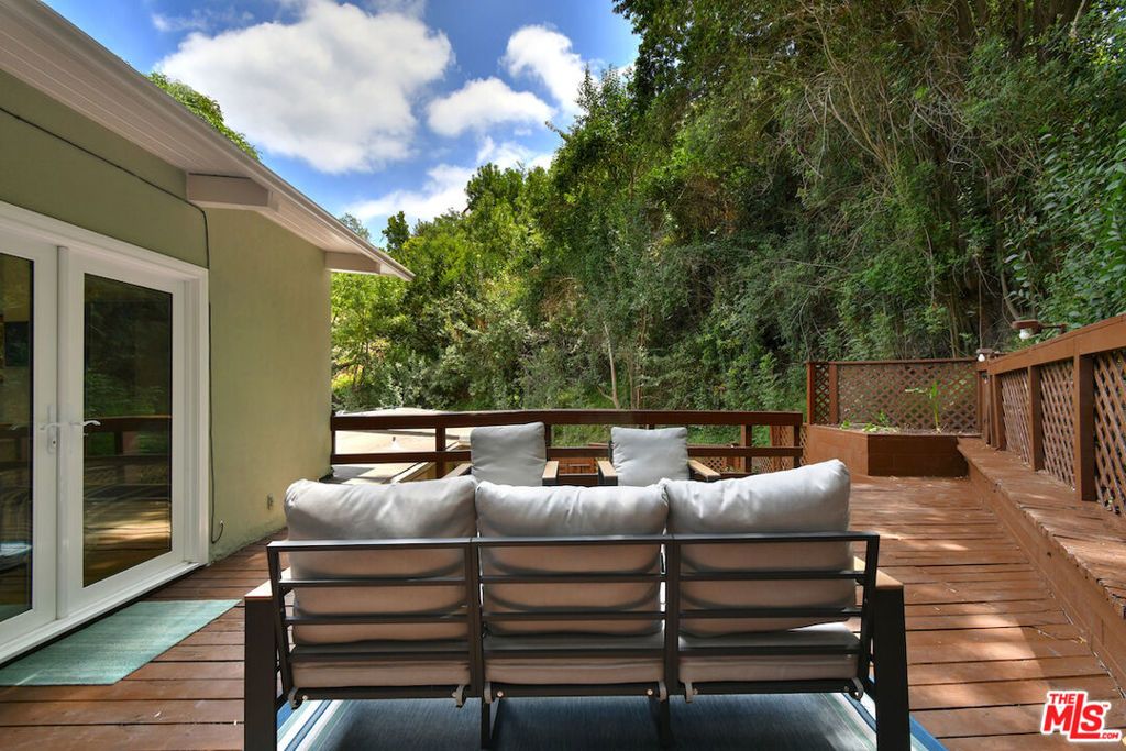 Image 34 of property listing at 15170 Encanto Drive, Sherman Oaks, CA 91403