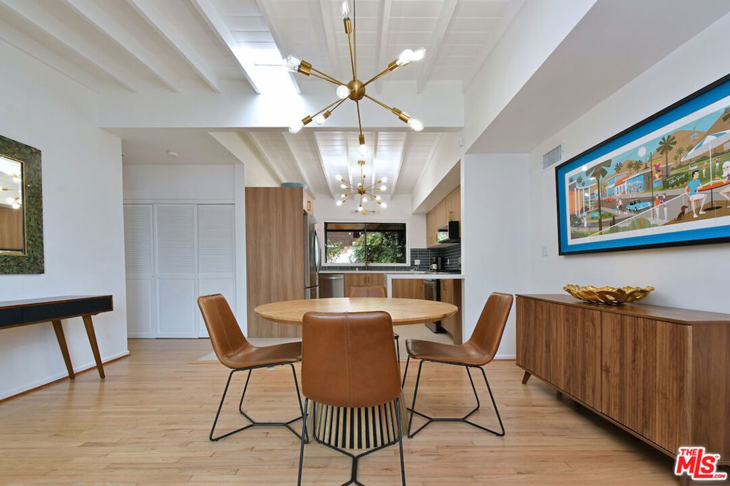 Image 4 of property listing at 15170 Encanto Drive, Sherman Oaks, CA 91403
