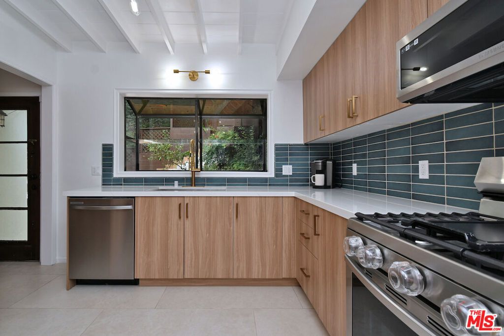 Image 8 of property listing at 15170 Encanto Drive, Sherman Oaks, CA 91403