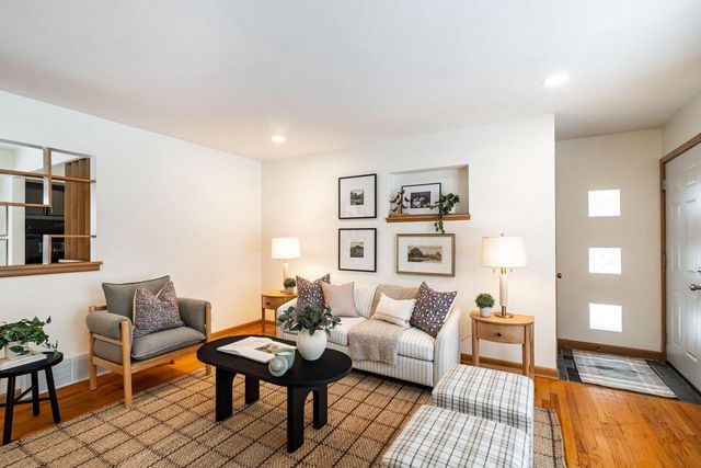 3401 W Wanda AVENUE, Milwaukee, WI 53221