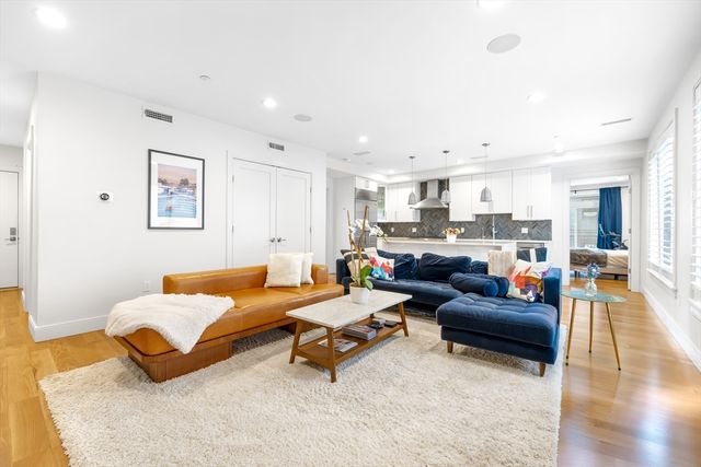 891 E 1st 4, Boston, MA 02127