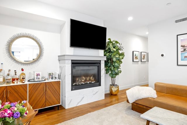 891 E 1st 4, Boston, MA 02127