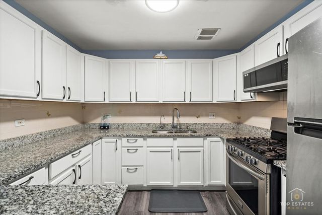 11B Kingery Quarter 107, Willowbrook, IL 60527
