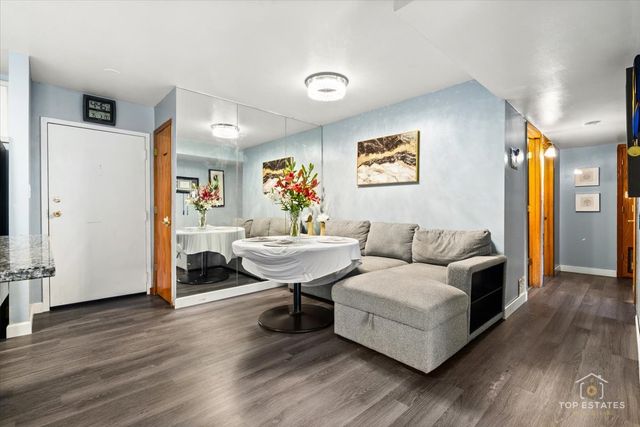 11B Kingery Quarter 107, Willowbrook, IL 60527