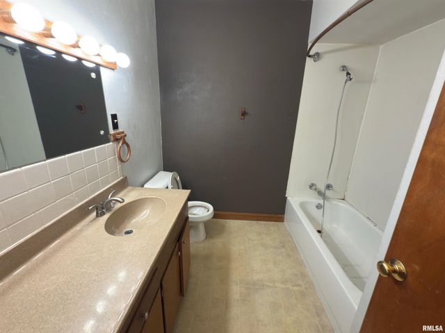 425 27TH Street, Bettendorf, IA 52722