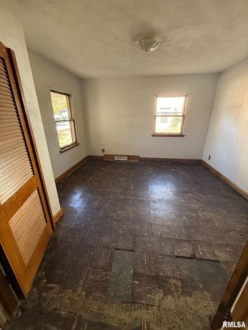 425 27TH Street, Bettendorf, IA 52722