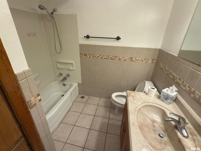 425 27TH Street, Bettendorf, IA 52722