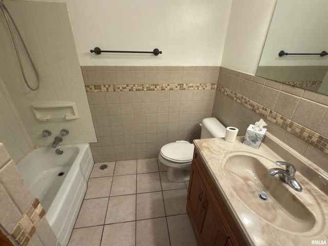 425 27TH Street, Bettendorf, IA 52722