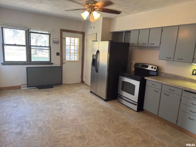 425 27TH Street, Bettendorf, IA 52722