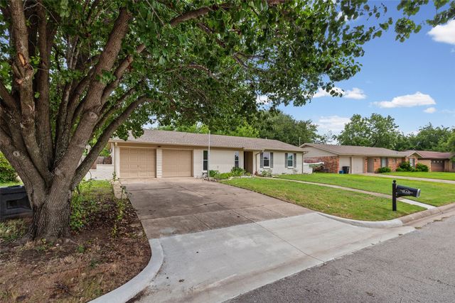 1005 Keller Avenue, Benbrook, TX 76126
