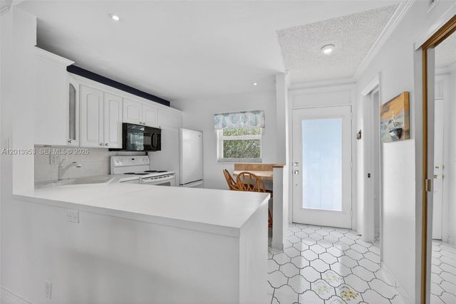 2991 NW 46th Ave 204, Lauderdale Lakes, FL 33313