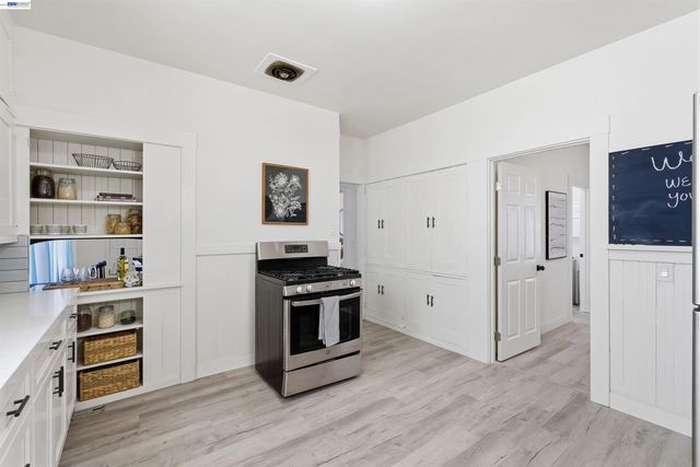 2049 Rutherford St, Oakland, CA 94601