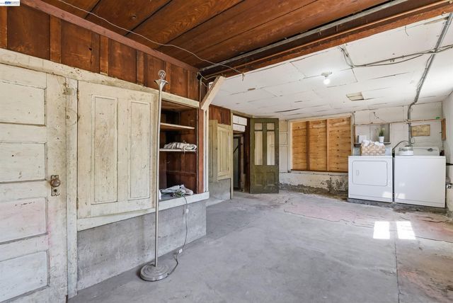 2049 Rutherford St, Oakland, CA 94601