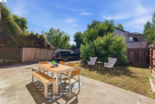 2049 Rutherford St, Oakland, CA 94601