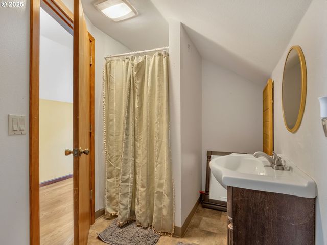 42274 ZIAK GNAT CREEK Ln, Astoria, OR 97103