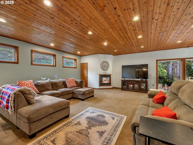 42274 ZIAK GNAT CREEK Ln, Astoria, OR 97103