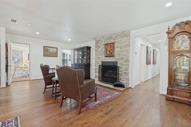 447 W Colorado Boulevard, Dallas, TX 75208