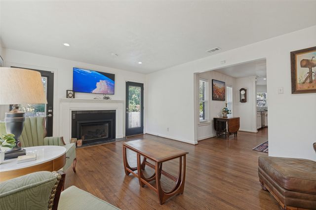 447 W Colorado Boulevard, Dallas, TX 75208