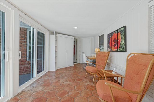 447 W Colorado Boulevard, Dallas, TX 75208