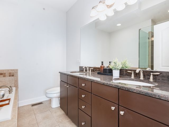 922 Warren Avenue 105, Downers Grove, IL 60515