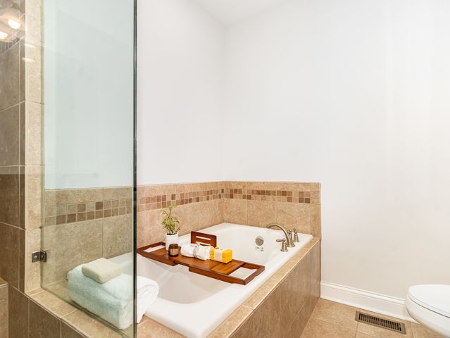 922 Warren Avenue 105, Downers Grove, IL 60515