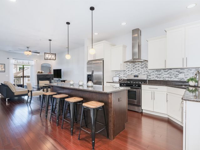 922 Warren Avenue 105, Downers Grove, IL 60515
