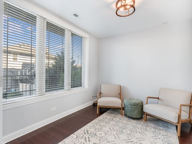 922 Warren Avenue 105, Downers Grove, IL 60515