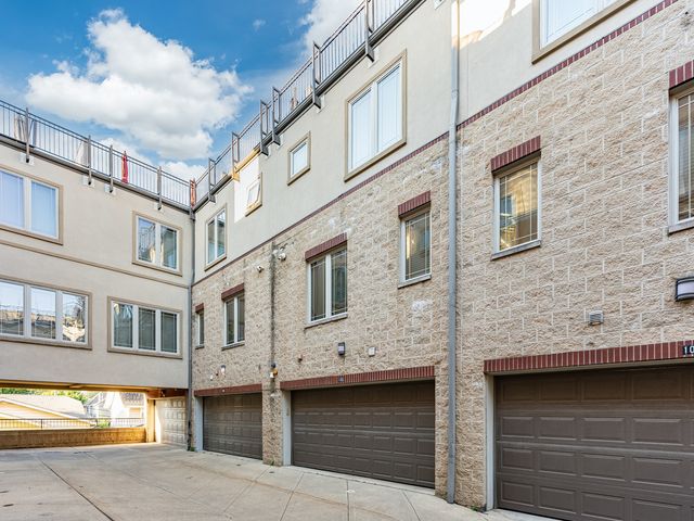 922 Warren Avenue 105, Downers Grove, IL 60515