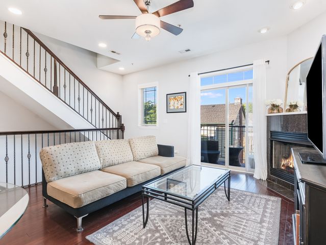 922 Warren Avenue 105, Downers Grove, IL 60515