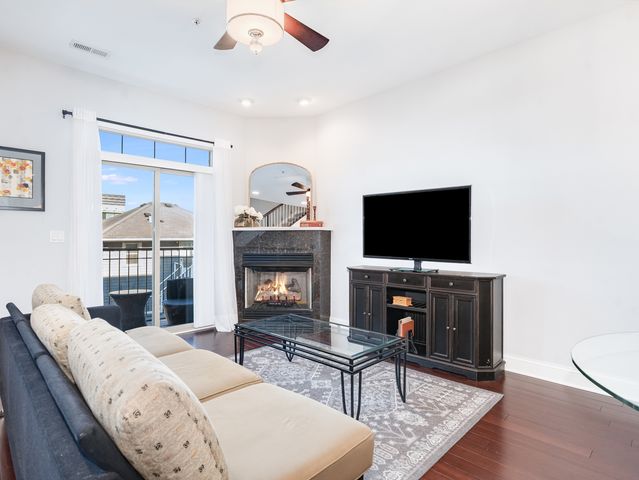 922 Warren Avenue 105, Downers Grove, IL 60515