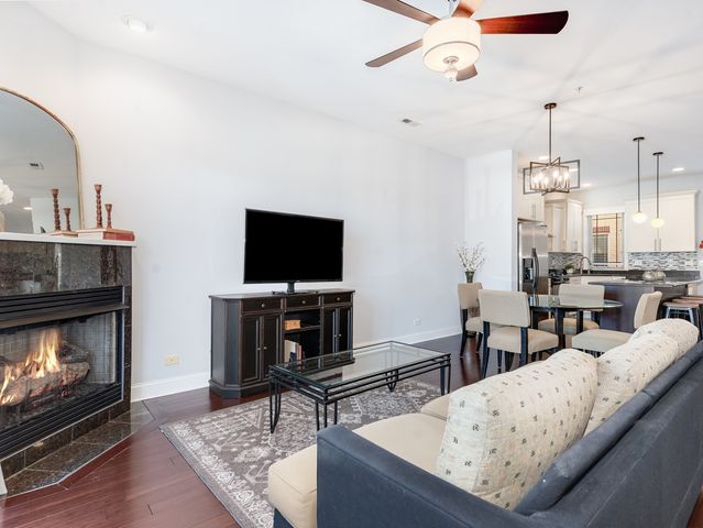 922 Warren Avenue 105, Downers Grove, IL 60515
