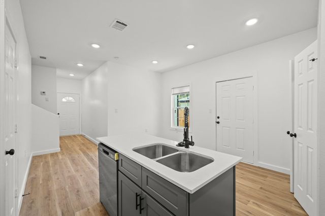 2195 W Lang B, Alvin, TX 77511