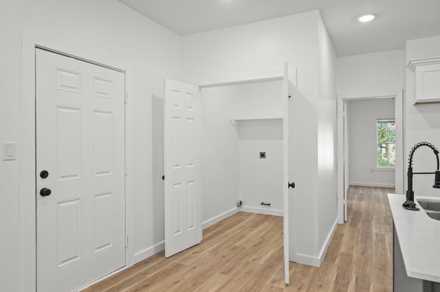2195 W Lang B, Alvin, TX 77511