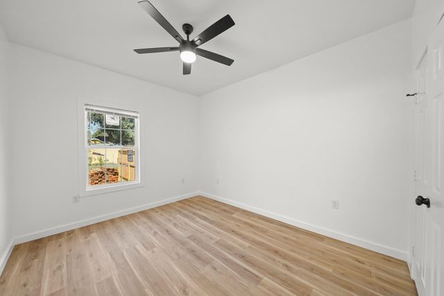 2195 W Lang B, Alvin, TX 77511