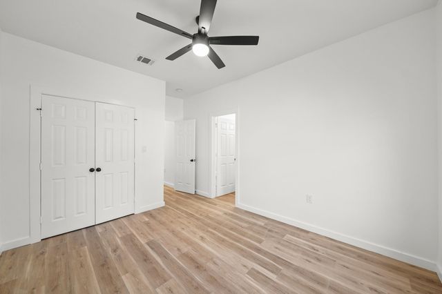 2195 W Lang B, Alvin, TX 77511