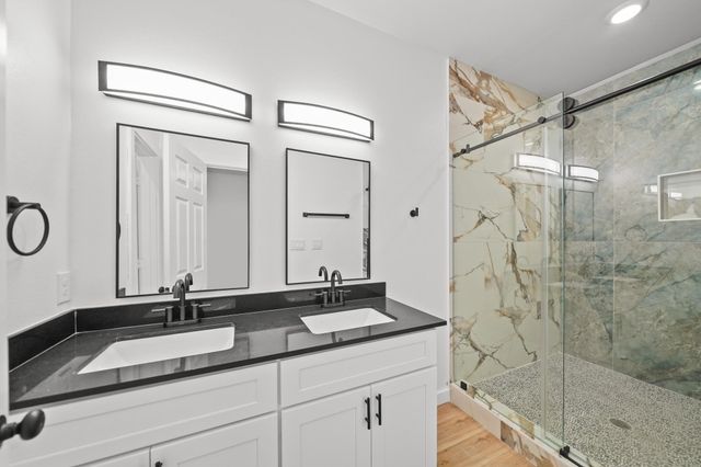 2195 W Lang B, Alvin, TX 77511