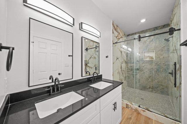 2195 W Lang B, Alvin, TX 77511