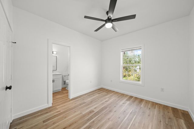 2195 W Lang B, Alvin, TX 77511